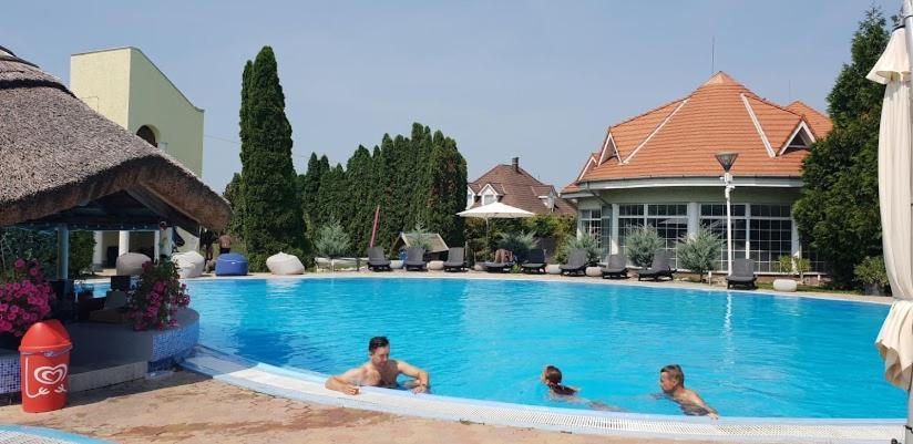 Mediterran Apartman With Pool Siofok Ngoại thất bức ảnh