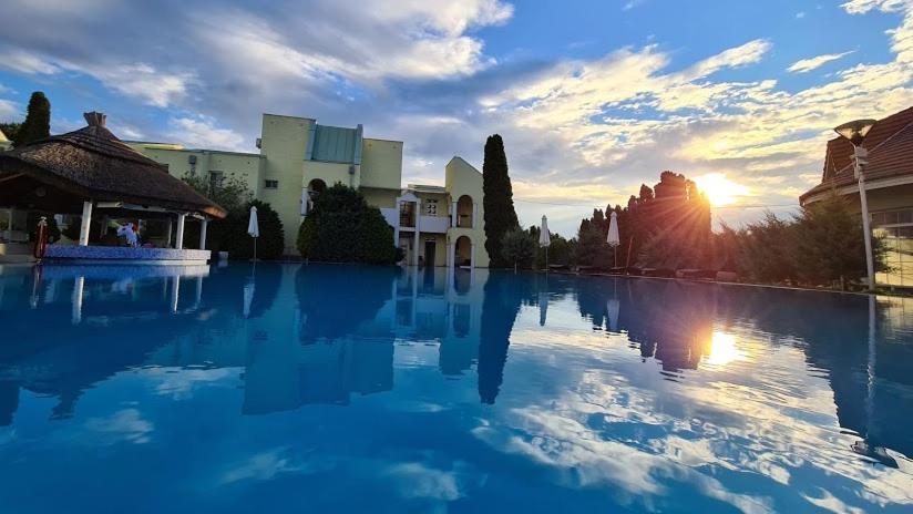 Mediterran Apartman With Pool Siofok Ngoại thất bức ảnh