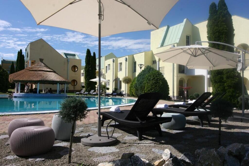 Mediterran Apartman With Pool Siofok Ngoại thất bức ảnh