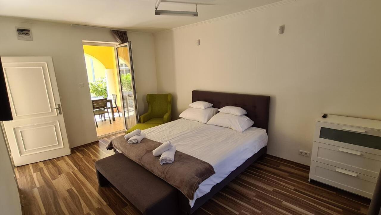 Mediterran Apartman With Pool Siofok Ngoại thất bức ảnh