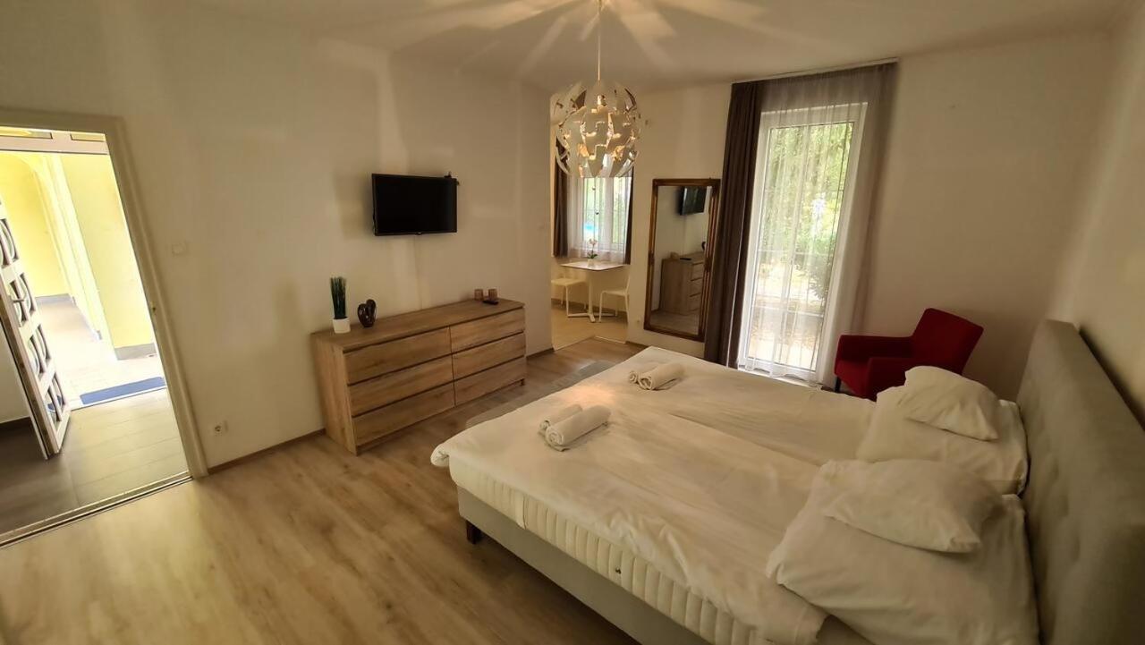 Mediterran Apartman With Pool Siofok Ngoại thất bức ảnh