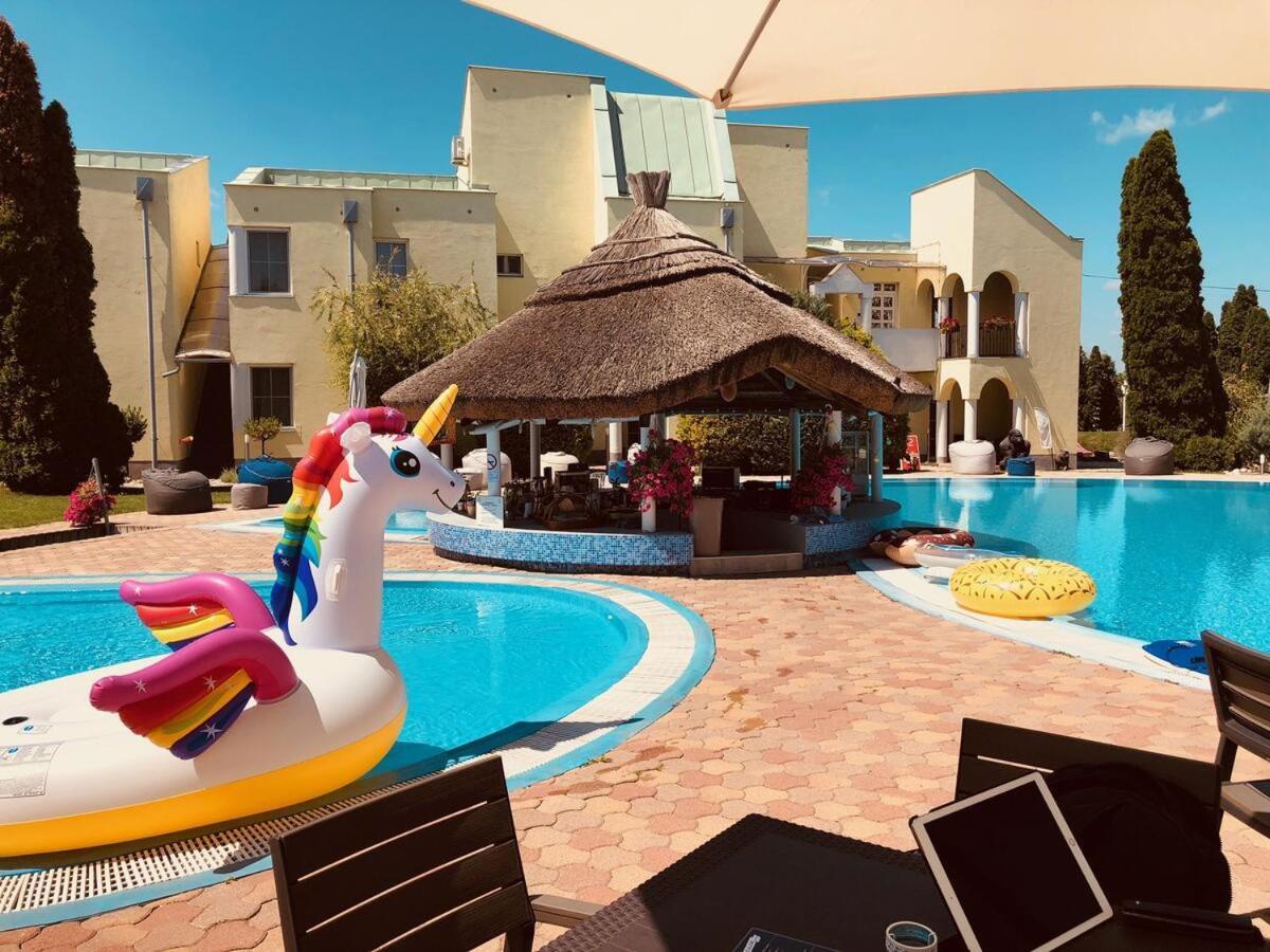 Mediterran Apartman With Pool Siofok Ngoại thất bức ảnh